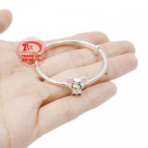 Đặc biệt, sản phẩm từ bạc rất an toàn cho bé và giúp cản gió.
