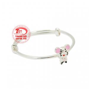 Bạc đã được sử dụng từ rất lâu trong đời sống như để thử độc hay làm chất kháng khuẩn, điều trị bệnh nhiễm trùng.