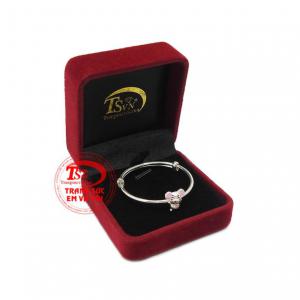 Chính vì vậy mà người Việt ta thường mua vòng, lắc, hoặc dây chuyền bạc để dành tặng cho trẻ trong dịp đầy năm, đầy tháng.