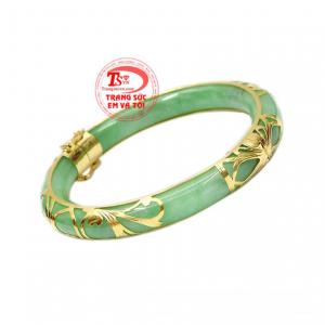 Những sản phẩm được chế tác từ ngọc cẩm thạch vừa là trang sức sang trọng vừa là lá bùa hộ mệnh cho người đeo.