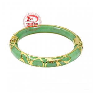 Vòng cẩm thạch bọc vàng bình an màu sắc đẹp, chất lượng ngọc đảm bảo, bọc vàng 14k tinh xảo.