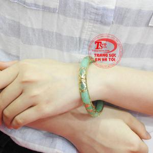  Vì vậy, vòng ngọc cẩm thạch bọc vàng luôn là sản phẩm được phái đẹp ưa chuộng sử dụng.