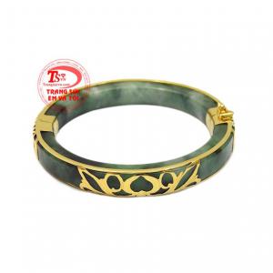 Vòng cẩm thạch bọc vàng quý bà được thiết kế đặc biệt để có thể dành tặng tới người mẹ, người bà của bạn trong những dịp đặc biệt.