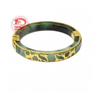 Sản phẩm mang vẻ đẹp sang trọng và quý phái giúp cho người đeo càng thêm xinh đẹp hơn. 