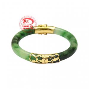 Vòng cẩm thạch bọc vàng thời thượng chính là món đồ trang sức sang trọng và quý phái phù hợp cho các mẹ, các bà.