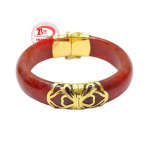 Vòng cẩm thạch đỏ bọc vàng độc đáo và nổi bật.