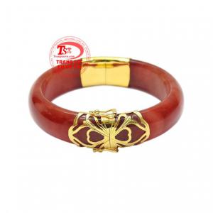 Với màu đỏ của ngọc cẩm thạch phù hợp cho người mệnh hỏa và mệnh thổ.