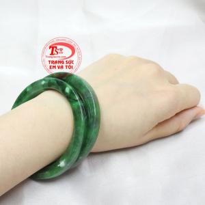 Vòng ngọc mang tới vẻ sang trọng cho các bà, các mẹ. 