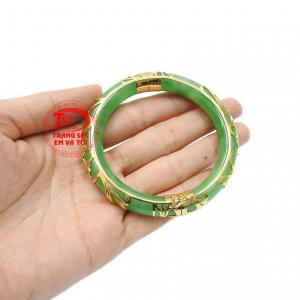 Vòng cẩm thạch bọc vàng giúp cho chiếc vòng trở nên càng sang trọng và quý phái hơn.