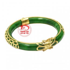 Vòng ngọc bọc vàng là sản phẩm được nhiều phái đẹp lựa chọn bởi sản phẩm toát lên được vẻ sang trọng đầy quý phái cho người đeo.