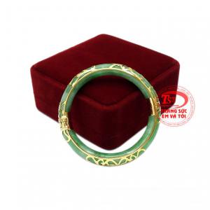 Vì vậy, vòng cẩm thạch bọc vàng vừa là trang sức vừa là lá bùa hộ mệnh cho phái đẹp.