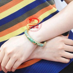 Vòng ngọc bọc vàng bền đẹp, chất lượng, có giấy kiểm định đá quý đảm bảo.
