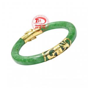 Đeo vòng tay ngọc cẩm thạch giúp đem lại sự may mắn, tài lộc và bình an.