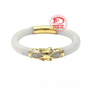 Vòng ngọc bọc vàng cát tường là sản phẩm kết hợp giữa ngọc cẩm thạch thiên nhiên và vàng tây 14k bền đẹp, chất lượng.