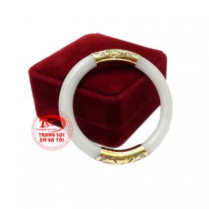 Vì vậy vòng ngọc cẩm thạch bọc vàng được nhiều người sử dụng vừa làm trang sức sang trọng vừa là lá bùa hộ mệnh cho bản thân.