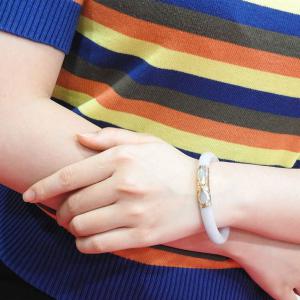 Vòng ngọc bọc vàng chất lượng cao, có giấy kiểm định đá quý đảm bảo.