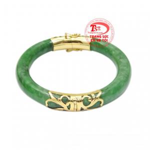 Vòng ngọc bọc vàng thịnh vượng là sự kết hợp giữa ngọc cẩm thạch thiên nhiên và vàng tây 14k mang lại sự tinh xảo và sắc nét trong từng chi tiết.