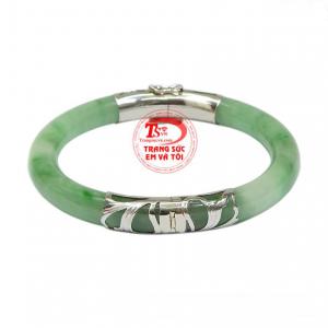 Vòng ngọc bọc vàng trắng được chế tác từ vàng 14k mang đến vẻ quý phái và thanh lịch đến cho phái đẹp.