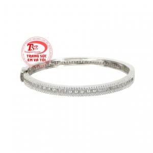 Vòng tay bạc sang trọng được thiết kế và chế tác với công nghệ hiện đại. 
