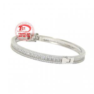 Những viên đá cz với các kích thước khác nhau kết hợp hài hòa tạo nên chiếc vòng tay vô cùng ấn tượng.