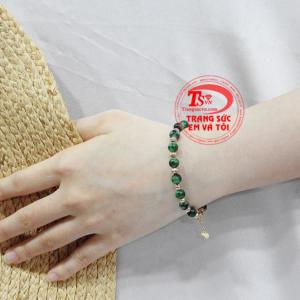 Vòng tay jadeite thời trang là món quà ý nghĩa dành tặng tới người phụ nữ mà bạn yêu thương.