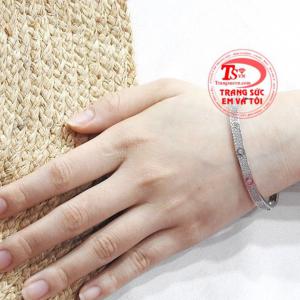 Vòng tay nữ đẳng cấp vàng trắng dễ dàng kết hợp cùng nhiều kiểu trang phục.