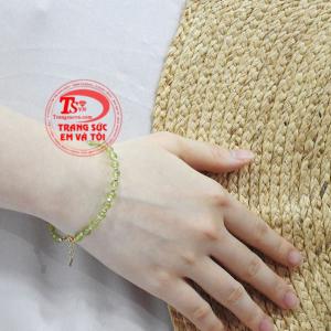 Vòng tay peridot đẹp phù hợp với người mệnh mộc và mệnh hỏa.