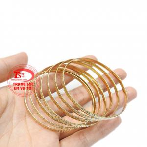 Vòng tuần vàng quý phái dễ dàng kết hợp cùng các trang phục.