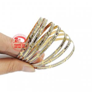 Sản phẩm dễ dàng kết hợp cùng nhiều kiểu trang phục dù công sở hay dự tiệc.