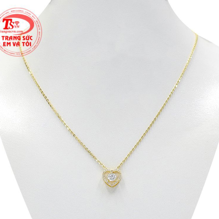 Bộ mặt dây trái tim thanh tú là sự kết hợp hài hòa của mặt dây trái tim xinh xắn và dây chuyền vàng chất lượng.