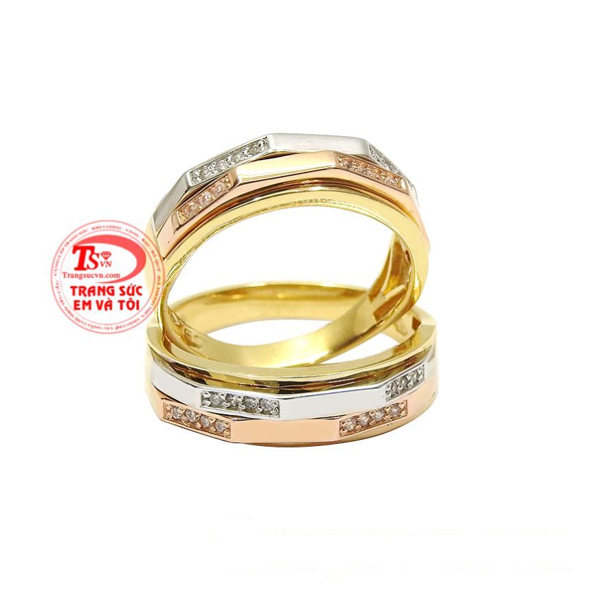 Các nhà chế tác hoàn kim đã khéo léo kết hợp hài hòa vàng màu, vàng trắng và vàng hồng tạo nên một cặp nhẫn cưới ấn tượng và lạ mắt. 
