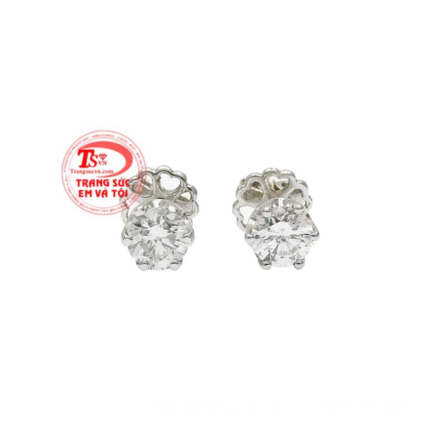 Hoa tai kim cương nhỏ xinh được chế tác từ vàng trắng 18k với kiểu dáng đơn giản, trang nhã. 