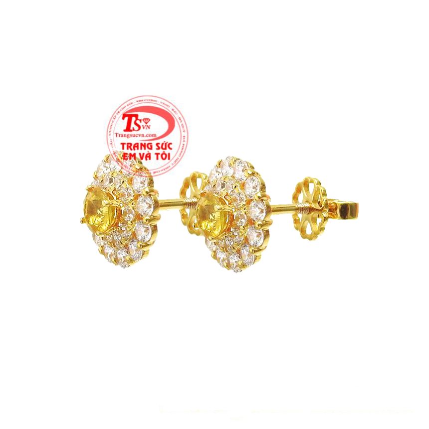 Hoa tai Sapphire vàng duyên dáng phù hợp người mệnh Kim và Thổ.