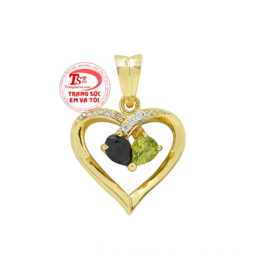 Mặt dây vàng trái tim yêu thương nổi bật với hai viên sapphire và peridot thiên nhiên. 