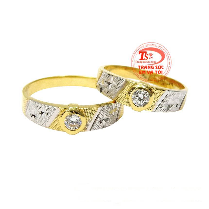 Nhẫn cưới hạnh phúc vẹn tròn kết hợp hài hòa giữa vàng màu và vàng trắng. 