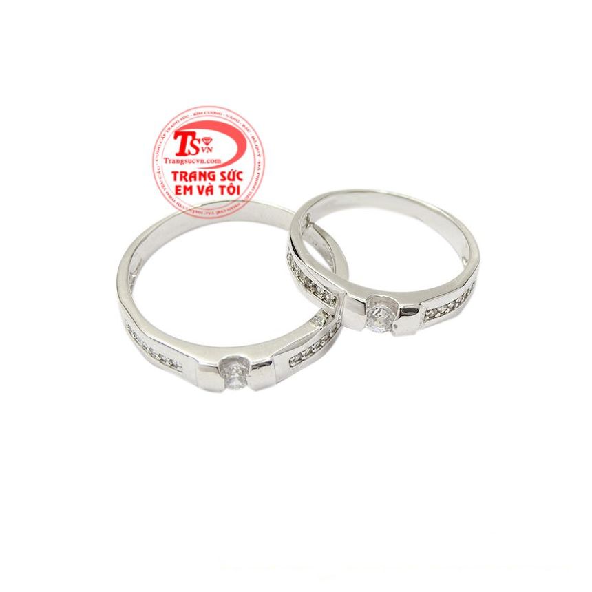 Nhẫn cưới vàng trắng bền chặt thiết kế theo phong cách Hàn Quốc trẻ trung được nhiều khách hàng yêu thích. 