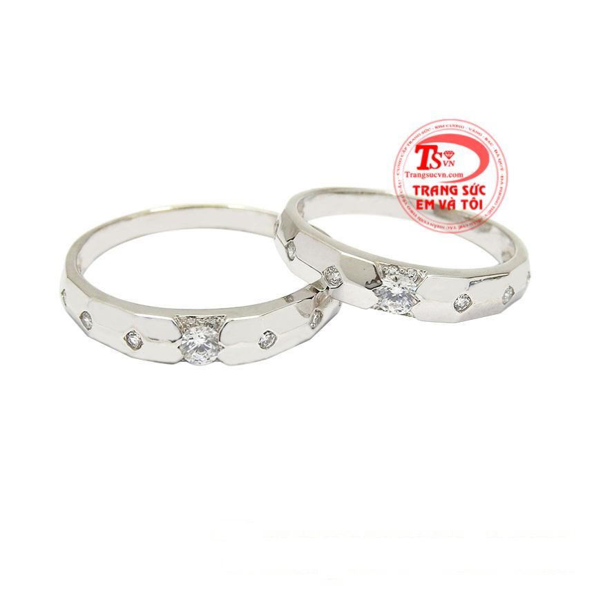 Nhẫn cưới vàng trắng chung thủy được chế tác kiểu dáng mới lạ, sáng bóng. 