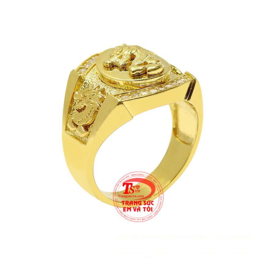 Nhẫn nam rồng chất lượng được chạm khắc đầy tinh tế từ vàng 18k.