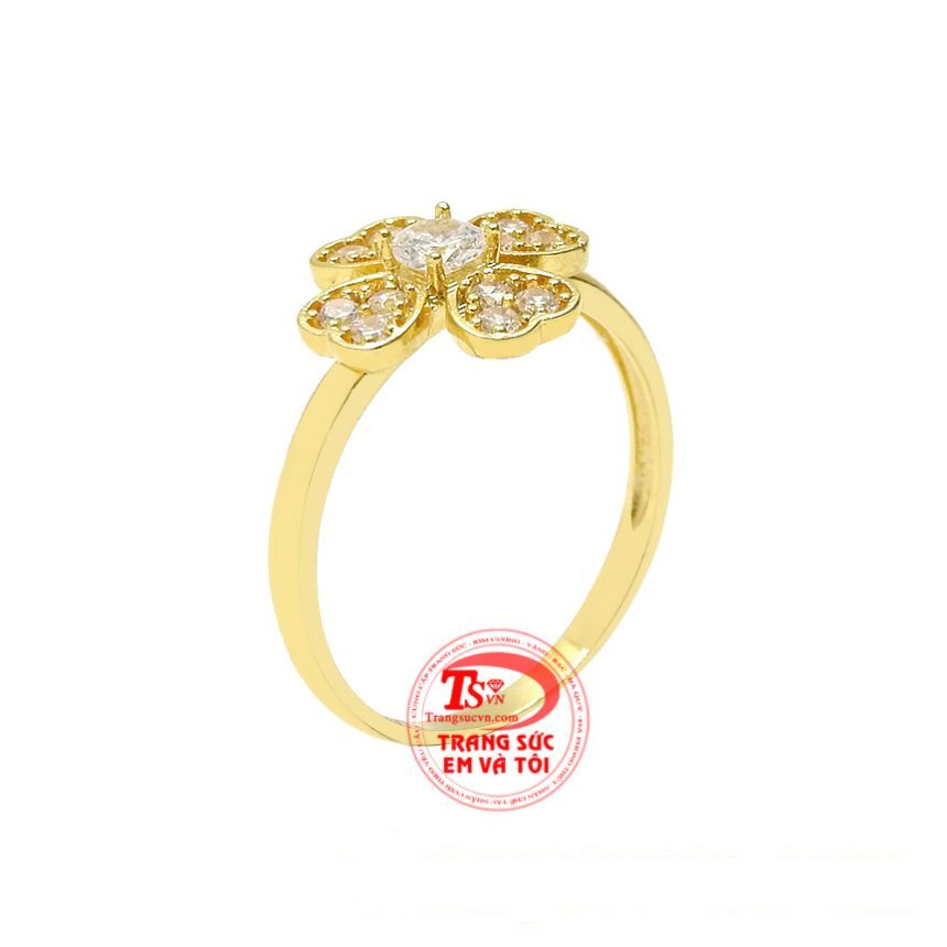 Nhẫn nữ vàng màu may mắn được chế tác hình bông hoa bốn cánh mang đến vẻ thanh tú cho sản phẩm.