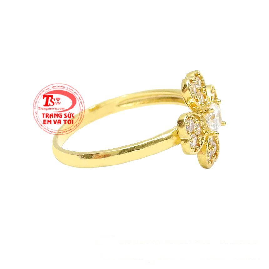 Nhẫn nữ vàng màu may mắn phù hợp cho các nàng yêu thích sự nữ tính và dễ thương.