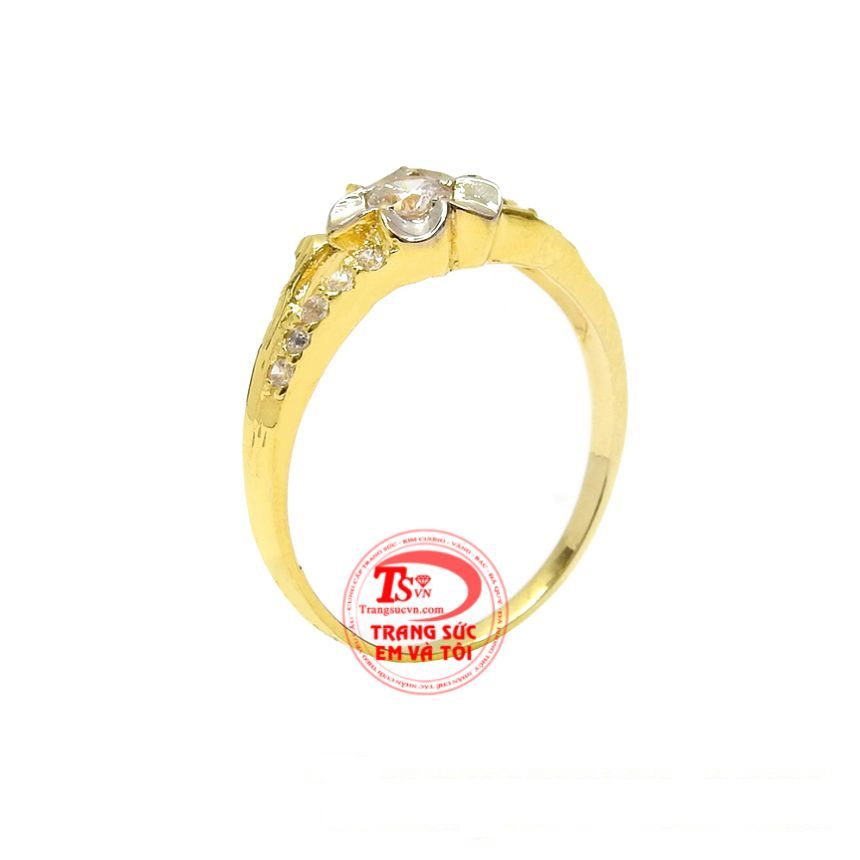 Nhẫn vàng hoa nữ tính được chế tác tỉ mỉ mang đến vẻ xinh xắn cho sản phẩm. 