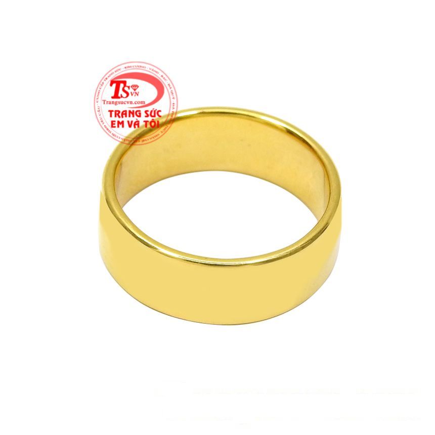 Chiếc nhẫn này được chế tác trên chất liệu vàng 18k sáng bóng giúp cho đôi tay nhỏ xinh của các cô gái nổi bật hơn. 