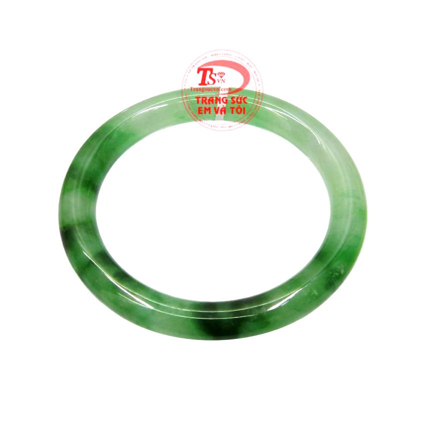 Vòng ngọc jadeite hợp mệnh được chế tác theo kiểu bản tròn, sang trọng và tinh thế. 