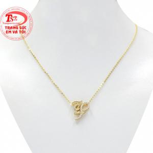 Bộ mặt dây chữ ấn tượng là sự kết hợp của mặt dây chữ kiểu cách và dây chuyền vàng tạo nên một bộ sản phẩm thời trang. 