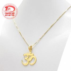 Chiếc mặt dây được thiết kế hình chữ OM thường được sử dụng nhiều trong yoga giúp mang đến sự tĩnh tâm và thanh lọc cơ thể. 