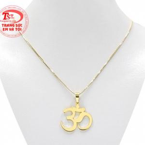 Bộ mặt dây chữ độc đáo là sự kết hợp giữa mặt dây chuyền chữ thời trang và dây chuyền vàng chất lượng. 