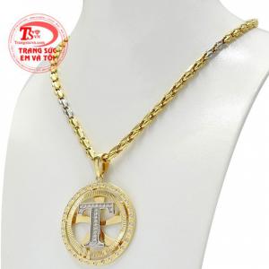 Ngày nay không chỉ có nữ giới ưa chuộng trang sức vàng mà nam giới cũng sử dụng nhiều để thể hiện cá tính của mình.