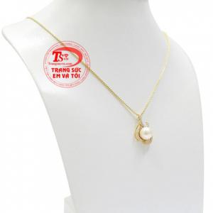 Khi kết hợp cùng những bộ đầm sang trọng hay những bộ áo dài lộng lẫy càng làm tăng thêm phần quý phái tôn vinh nét đẹp của người phụ nữ. 