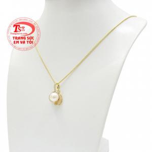 Với điểm nhấn là viên ngọc trai chất lượng bộ mặt dây này giúp các quý cô được tỏa sáng và nổi bật hơn trước đám đông.