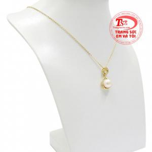 Chính vì thế mà các sản phẩm trang sức gắn ngọc luôn được phái đẹp yêu thích. 